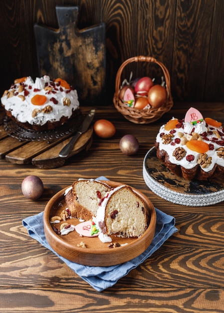 Foto pastel de pascua con huevos de pascua sobre fondo rústico cristo ha resucitado