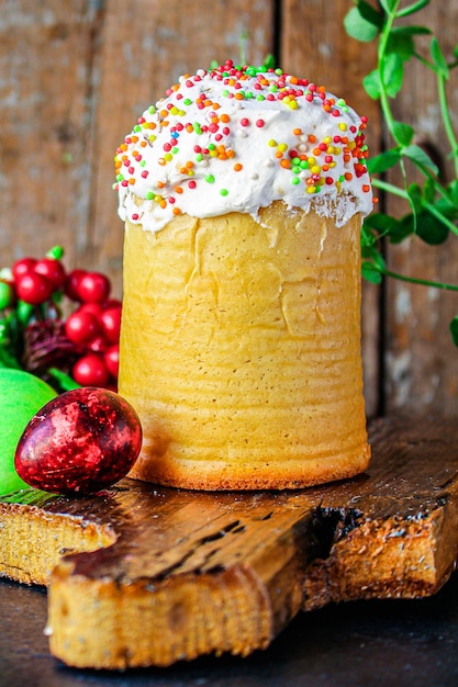 pastel de pascua y huevos de pascua