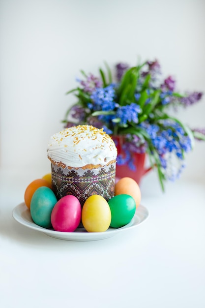 Pastel de Pascua con huevos pintados sobre la mesa.