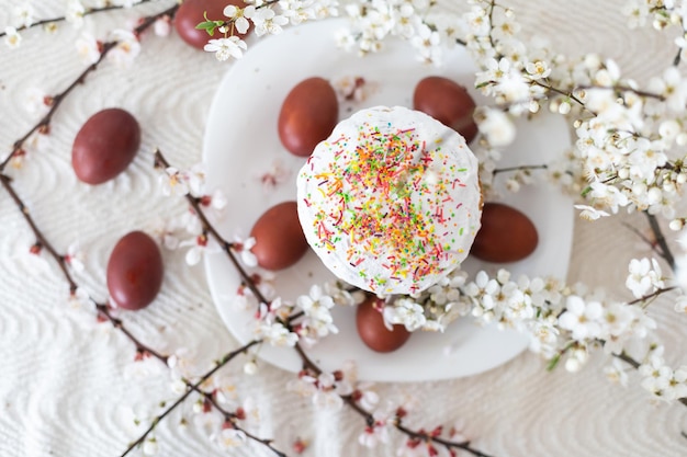 Pastel de Pascua y huevos pintados.