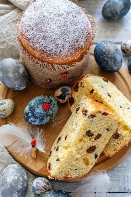 Pastel de Pascua y huevos en un soporte de madera