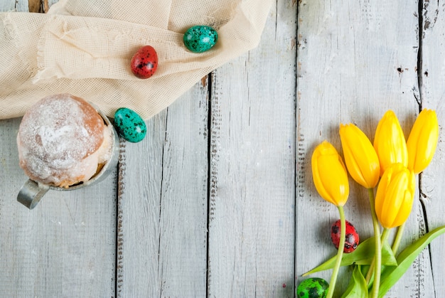 Pastel de Pascua y huevos con tulipanes