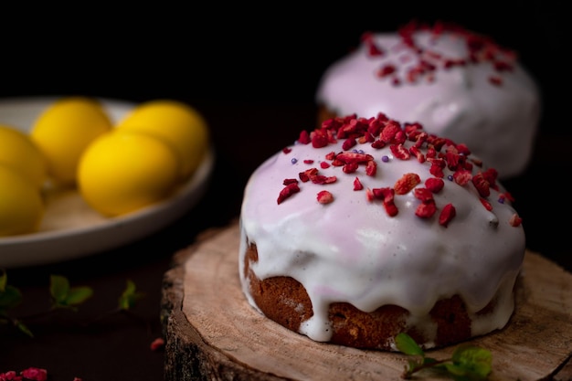 Pastel de pascua y huevos