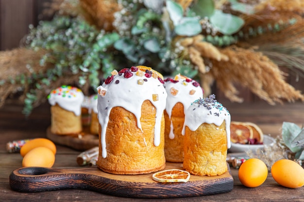 Pastel de Pascua kulich color horneado casero postre dulce brillante vacaciones de celebración