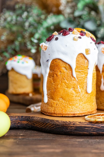 Pastel de Pascua kulich color horneado casero postre dulce brillante vacaciones de celebración