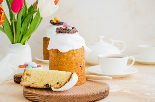 Pastel de Pascua - Kulich ruso y ucraniano con huevos de Pascua. Pan de Pascua Paska.