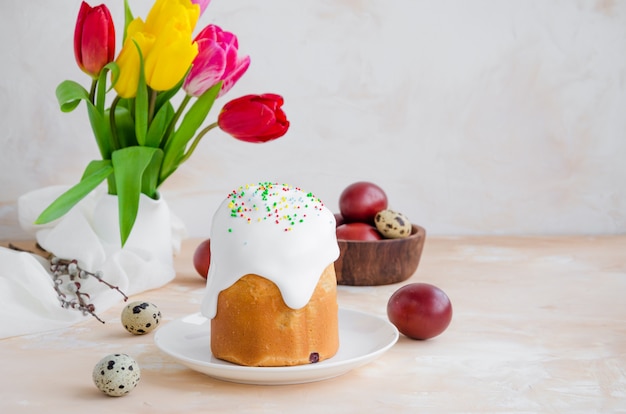 Pastel de Pascua Kulich tradicional ruso y ucraniano con huevos de pascua