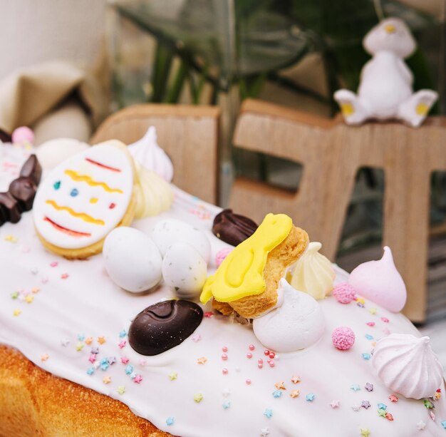 Pastel de Pascua con merengue decorado con conejito de chocolate y huevos