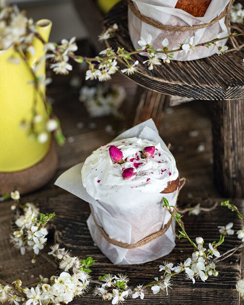 Pastel de Pascua en la mesa de madera con flores blancas