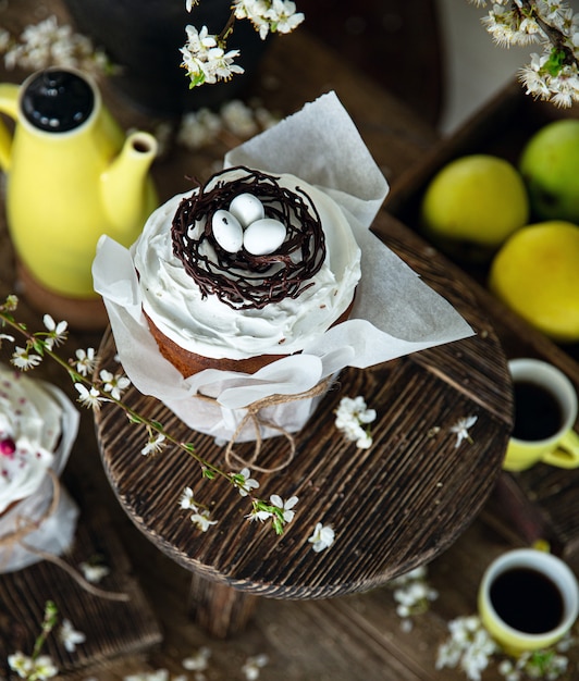 Pastel de Pascua en la mesa de madera