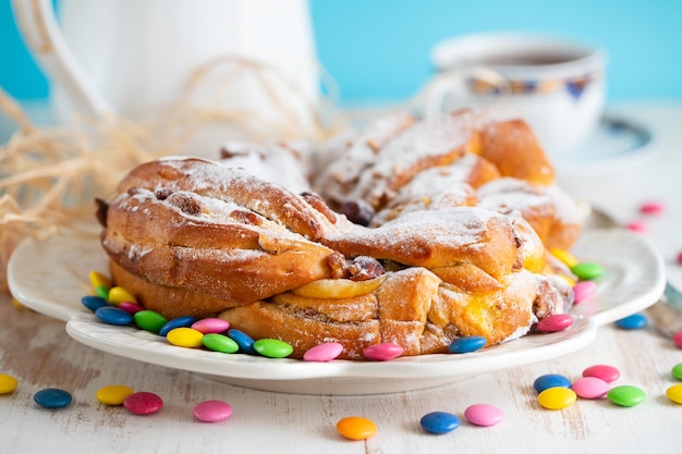 Pastel de Pascua con nueces y frutos secos sobre superficie de madera blanca