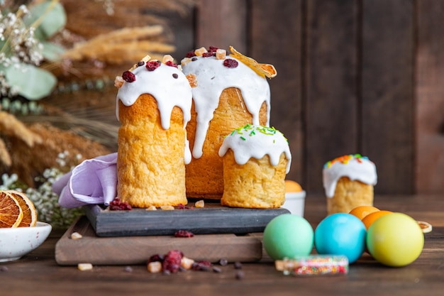 Pastel de Pascua pan dulce decoración de color horneado casero postre de Pascua tratar vacaciones