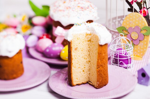 Pastel de Pascua en el plato y decoración navideña.