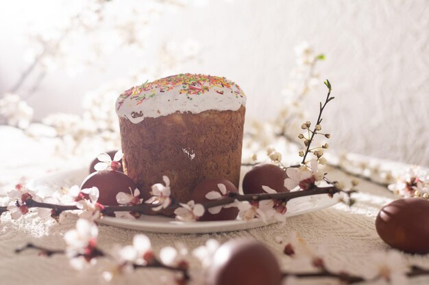 Pastel de Pascua y rama floreciente de huevos pintados.