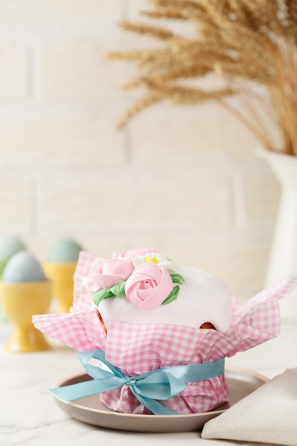 Foto pastel de pascua con rosas de masilla
