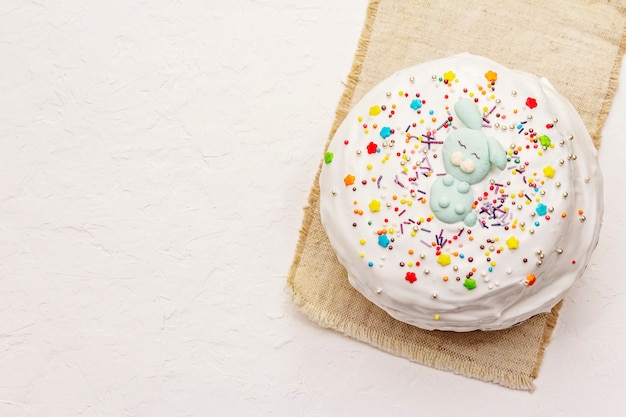 Pastel de Pascua sobre fondo blanco de masilla. Pan festivo ortodoxo tradicional