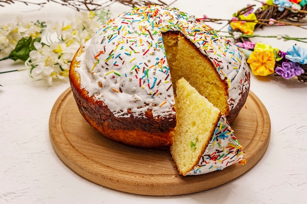 Pastel de Pascua sobre fondo blanco de masilla. Pan festivo ortodoxo tradicional