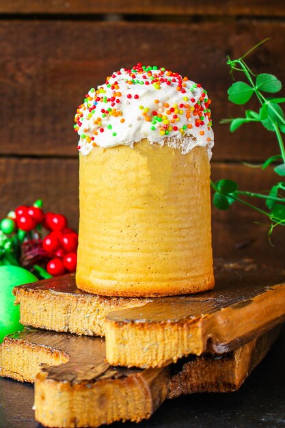 pastel de pascua en tabla de cortar