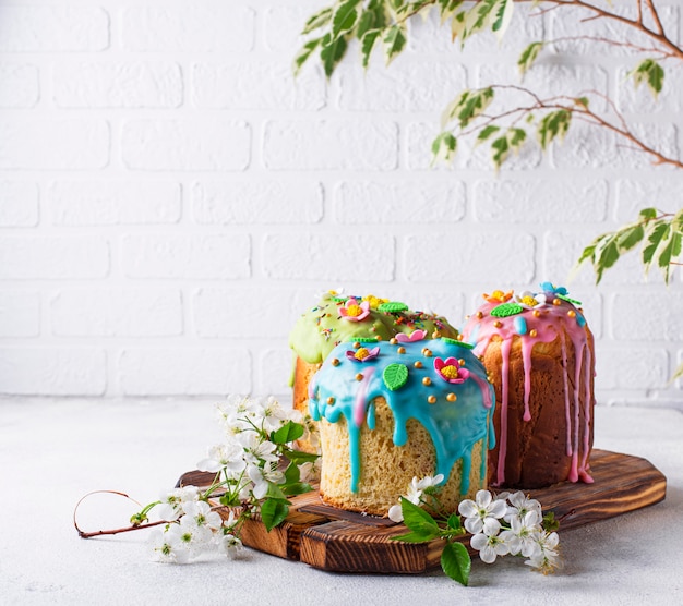 Pastel de Pascua tradicional con cobertura