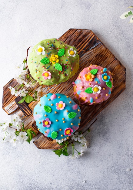 Pastel de Pascua tradicional con cobertura