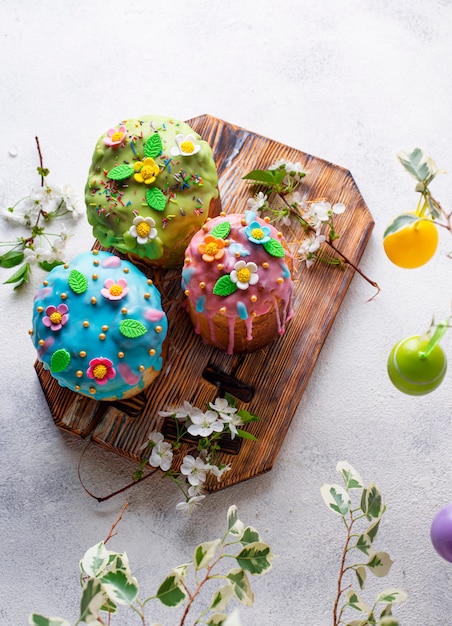 Pastel de Pascua tradicional con cobertura