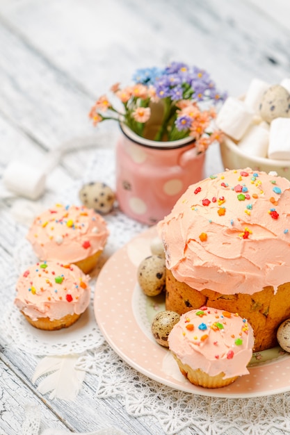 Pastel de Pascua tradicional y cupcakes