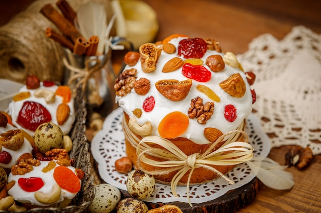 Pastel de Pascua tradicional y cupcakes