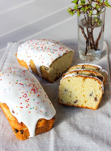 Pastel de Pascua tradicional y huevos de colores