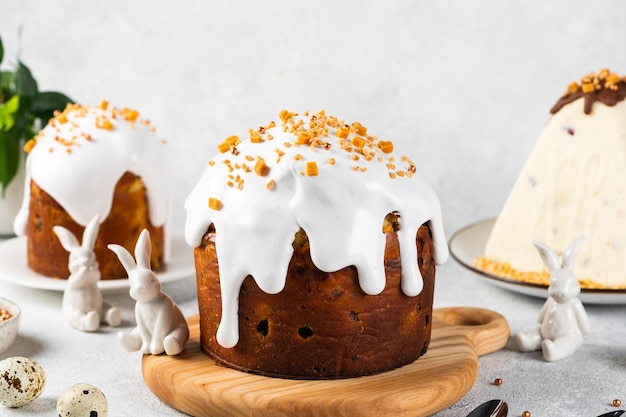 Pastel de Pascua tradicional ucraniano con glaseado de malvavisco Requesón paskha Mesa de Pascua con postre tradicional Conejito de Pascua