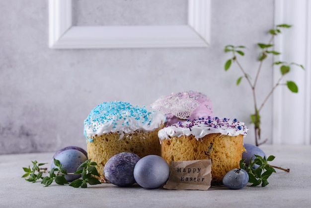 Pastel de pascua tradicional ucraniano kulich y huevos