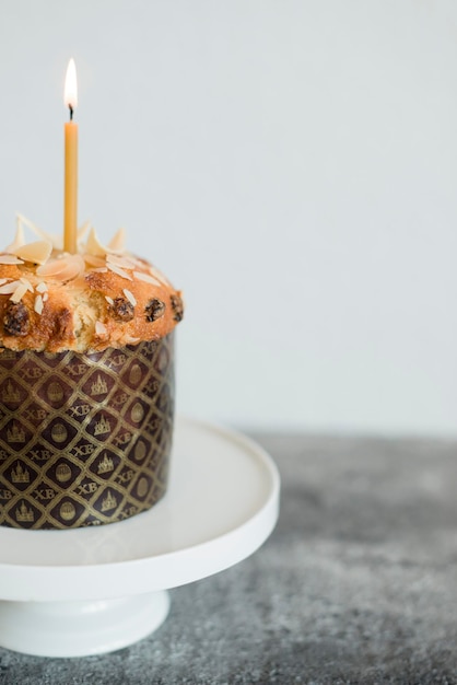 Foto pastel de pascua con una vela de iglesia.