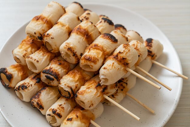 pastel de pasta de pescado en forma de tubo a la parrilla o brocheta de calamar de tubo en la placa