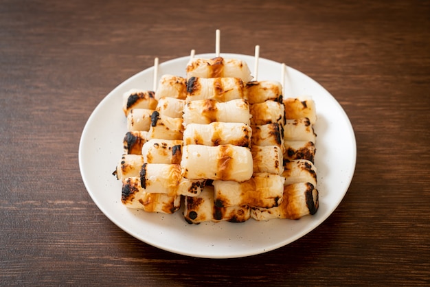 Pastel de pasta de pescado en forma de tubo a la parrilla o tubo de pincho de calamar en un plato