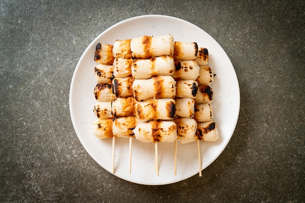 Pastel de pasta de pescado en forma de tubo a la parrilla o tubo de pincho de calamar en un plato