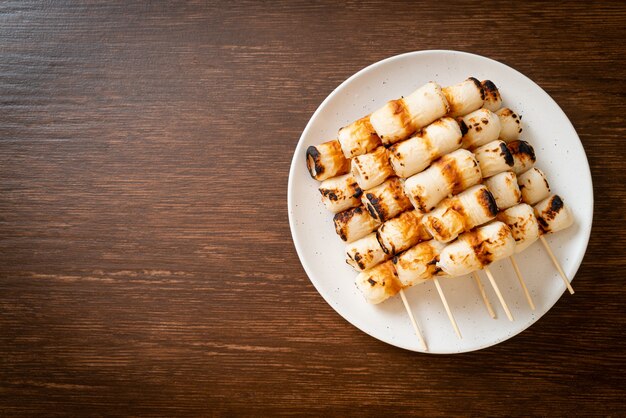 Pastel de pasta de pescado en forma de tubo a la parrilla o tubo de pincho de calamar en un plato