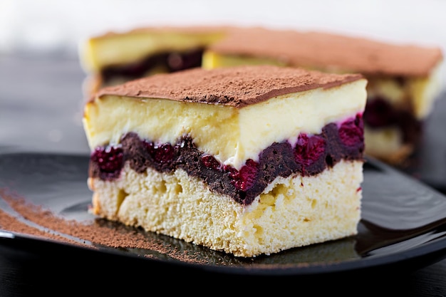 Pastel de pastel con cerezas cacao y crema