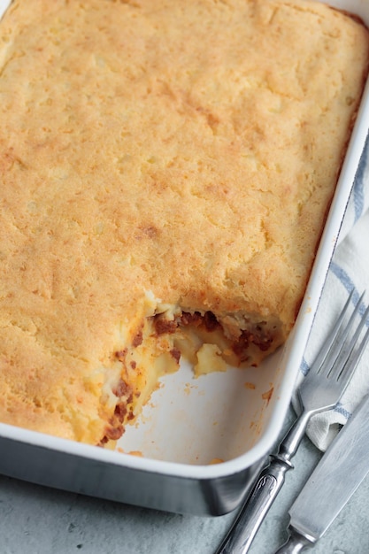 Pastel de pastor en una bandeja para hornear