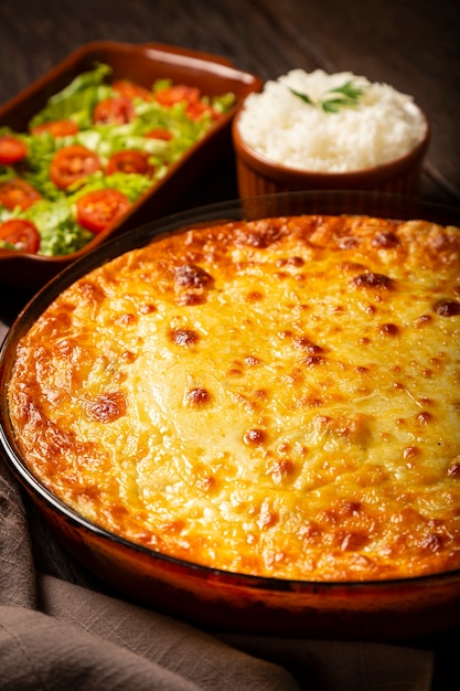 Pastel de Pastor (escondidinho) con ensalada y arroz. Comida típica brasileña.