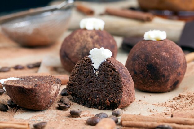 Pastel de patata fresca hecha de mantequilla y cacao, dulce postre tradicional patata de chocolate