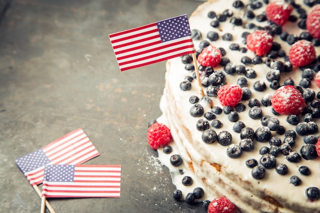 Pastel patriótico de la bandera americana con arándanos y fresas sobre fondo blanco vintage