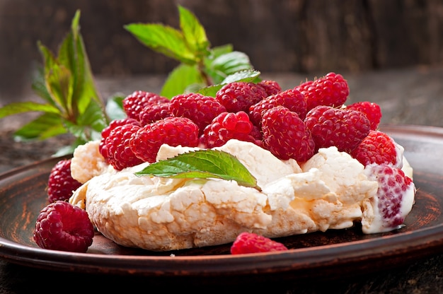 Pastel "Pavlova" con crema y bayas