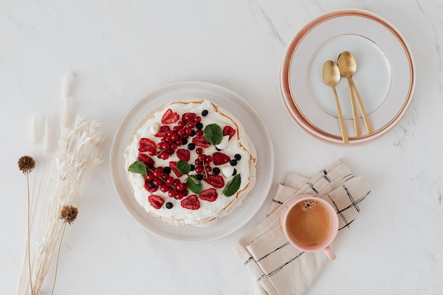 Pastel Pavlova con crema y bayas.