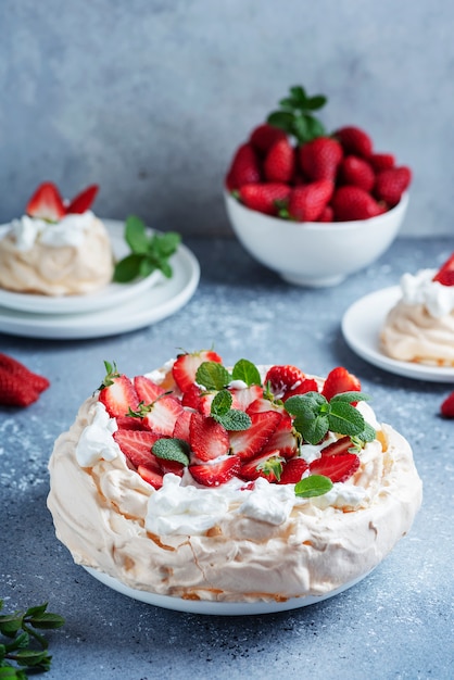 Pastel Pavlova con merengue, fresa y nata