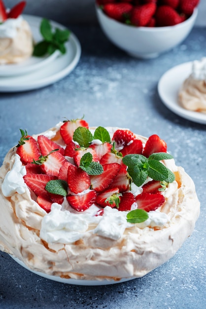 Pastel Pavlova con merengue, fresa y nata