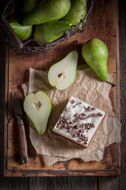 Pastel de pera casero hecho de frutas frescas en caja de madera