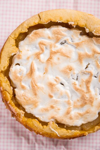 Pastel de pera con crema, repostería casera sobre la mesa con una servilleta rosa. Copie el espacio.