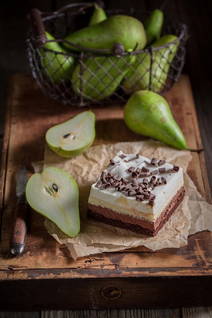 Pastel de pera dulce hecho de frutas frescas en caja de madera