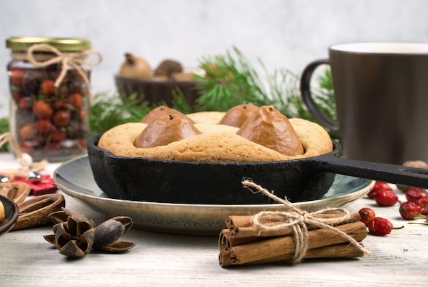 Pastel de pera y galletas sobre fondo de Navidad