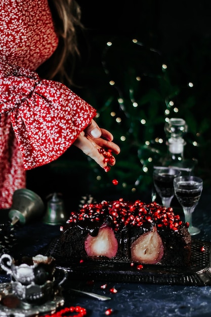 Foto pastel de pera en una mesa festiva de año nuevo