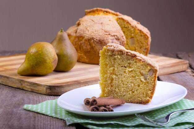 Pastel de pera en un plato